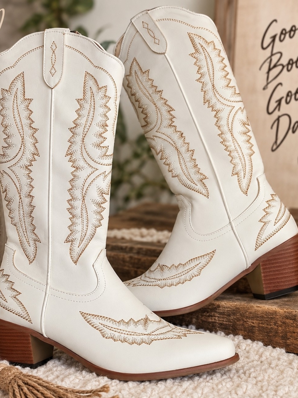 Ivory Embroidered Western Cowboy Boots | Size 9